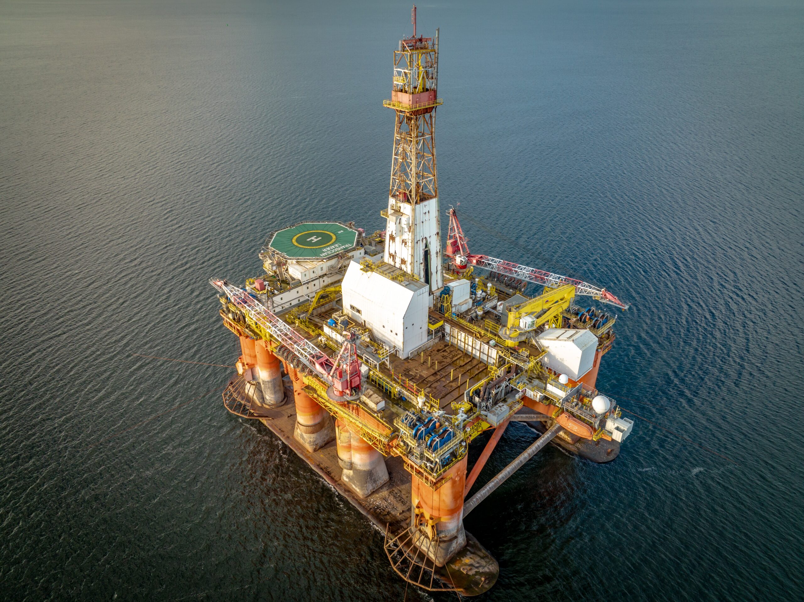 aerial-view-of-an-oil-drilling-rig-2022-11-17-16-18-35-utc